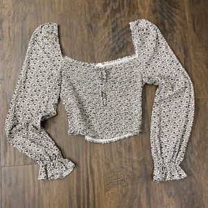 White and black blouse with floral details in M.